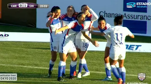 Camila Sáez y la Roja femenina celebran el 0-1 parcial contra Camerún.