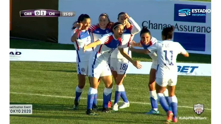 Camila Sáez y la Roja femenina celebran el 0-1 parcial contra Camerún.
