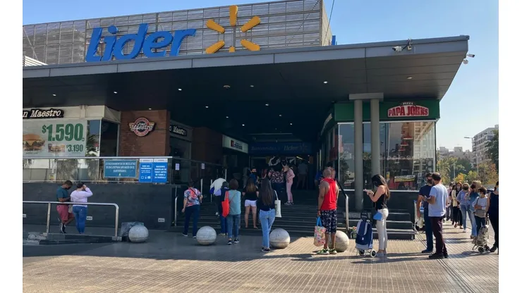 Personas haciendo últimas compras antes de cuarentena en supermercado Líder