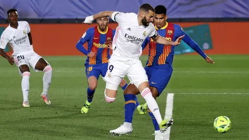 Karim Benzema abrió la cuenta para Real Madrid ante Barcelona con un golazo de taco.