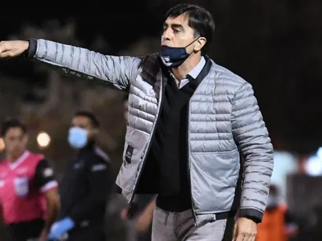 Gustavo Quinteros celebra la permanencia de Aníbal Mosa