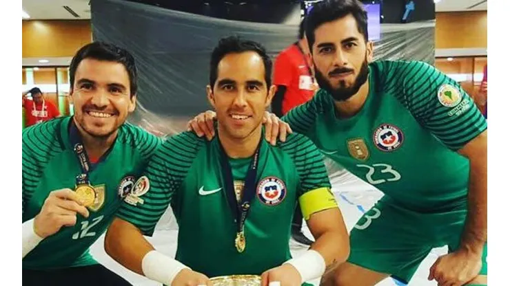 Johnny Herrera, Claudio Bravo y Cristopher Toselli campeones de América con la selección chilena.
