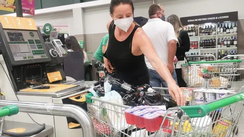 Los supermercados modificaron sus horarios debido al toque de queda