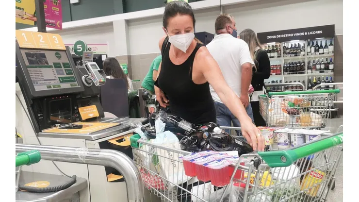 Los supermercados modificaron sus horarios debido al toque de queda