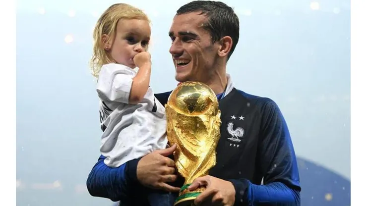 Griezmann con su hija y la Copa del Mundo