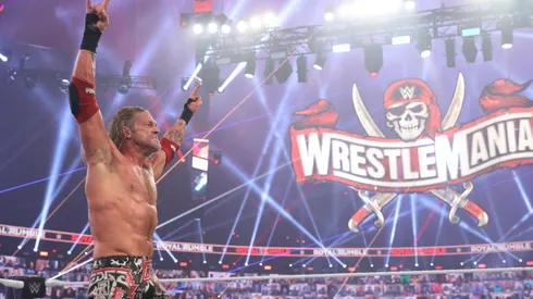 Edge protagonizará el evento estelar del día domingo de WrestleMania ante Roman Reigns y Daniel Bryan por el título Universal.