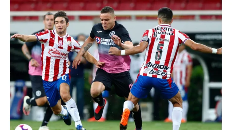 Cruz Azul tiene todo listo para clasificar como el puntero. Las Chivas em cambio se la deben jugar por un cupo en la liguilla.