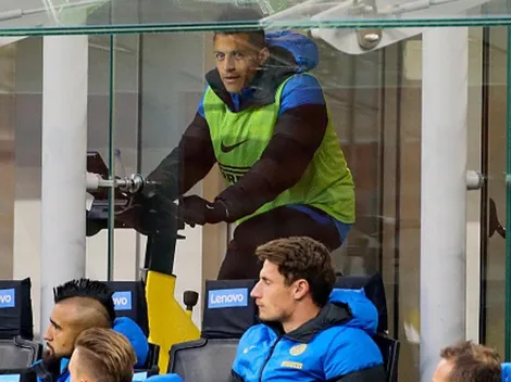 Alexis se subió a una bicicleta en pleno partido contra Sassuolo