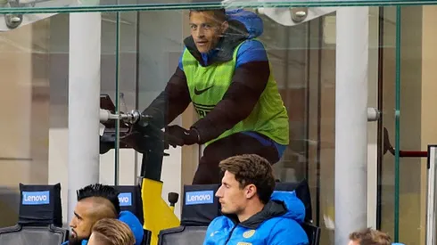 Alexis Sánchez pedalea sobre una bicicleta estática en pleno partido del Inter contra Sassuolo.