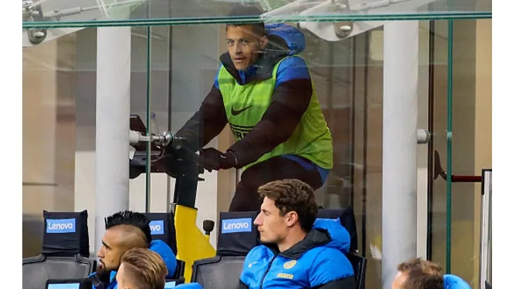 Alexis Sánchez pedalea sobre una bicicleta estática en pleno partido del Inter contra Sassuolo.