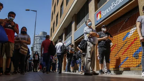 Personas esperando retirar bono en sucursal Banco Estado