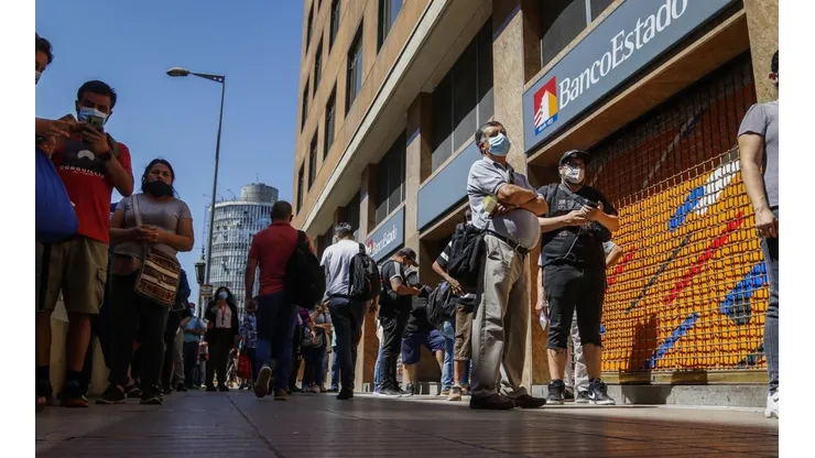 Personas esperando retirar bono en sucursal Banco Estado