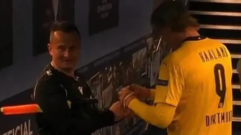 El futbolista noruego fue alcanzado por el árbitro asistente en el pasillo del Etihad