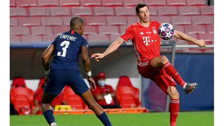 Lewandowski sufrió una lesión en la rodilla y estará un mes sin fútbol.