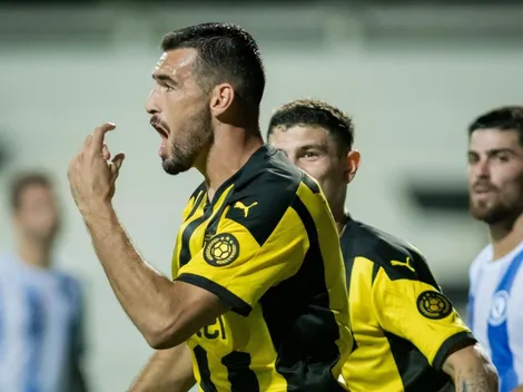 Formiliano marca un gol para Peñarol en Copa Sudamericana