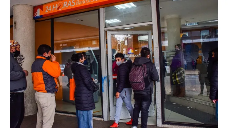 Personas esperan afuera de sucursal de Banco Estado