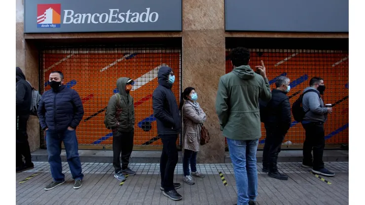 Personas esperan en la fila afuera de sucursal de Banco Estado