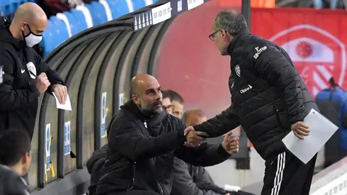 Bielsa saludando a Guardiola en el duelo entre Leeds y Manchester City