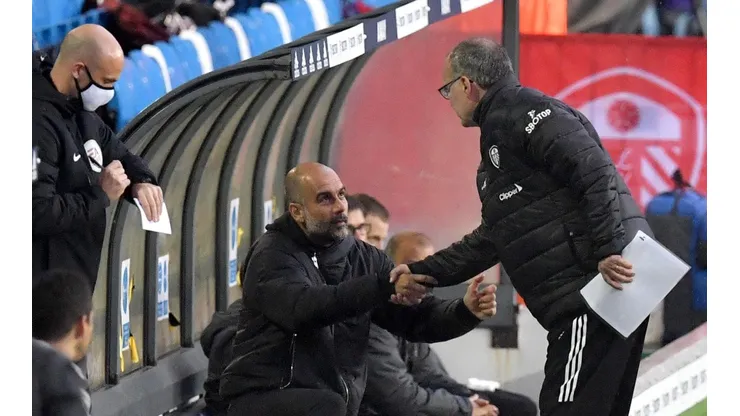 Bielsa saludando a Guardiola en el duelo entre Leeds y Manchester City