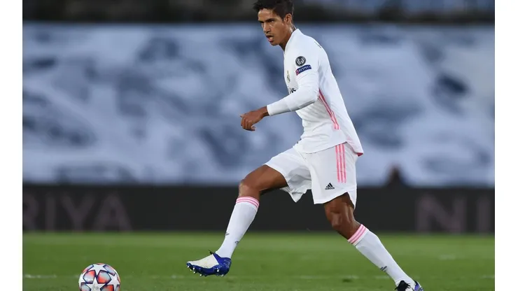 Raphael Varane se pierde el partido ante Liverpool por dar positivo de Covid-19