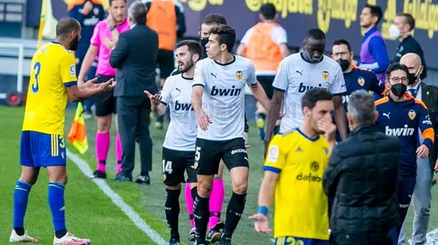 Valencia se retiró del campo por unos minutos tras el incidente.
