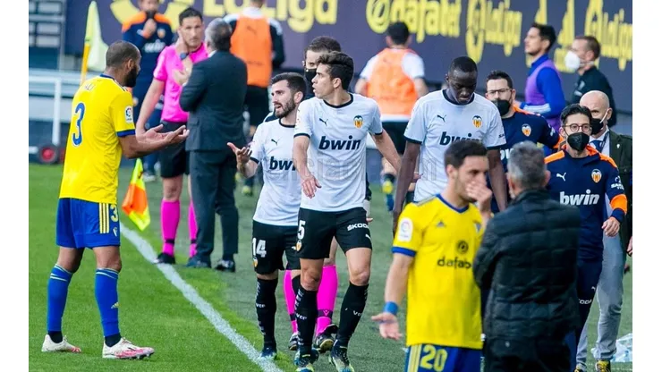 Valencia se retiró del campo por unos minutos tras el incidente.