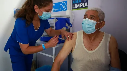 Adulto mayor recibe segunda dosis de Sinovac