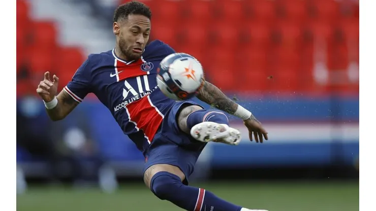 Neymar se desahogó de la expulsión jugando al póker.
