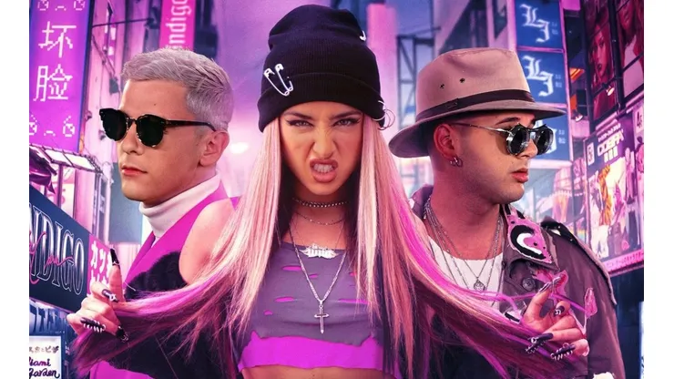 Lola Indigo llega flanqueada con dos cantantes reconocidos del mundo urbano.