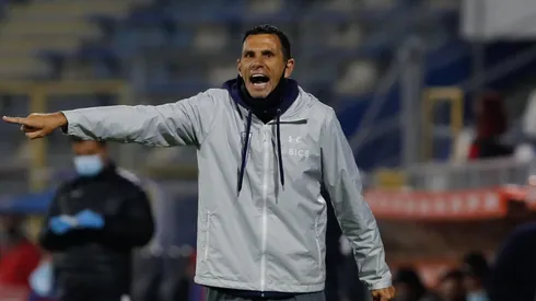 Gustavo Poyet dirigió su primer partido en San Carlos de Apoquindo