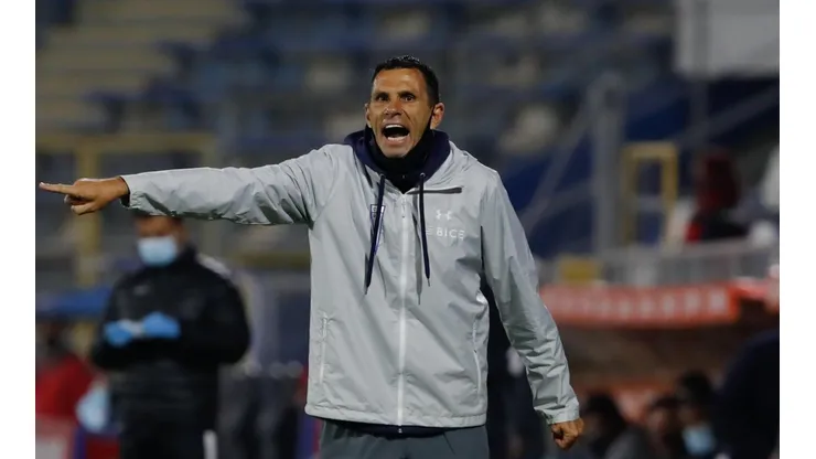 Gustavo Poyet dirigió su primer partido en San Carlos de Apoquindo
