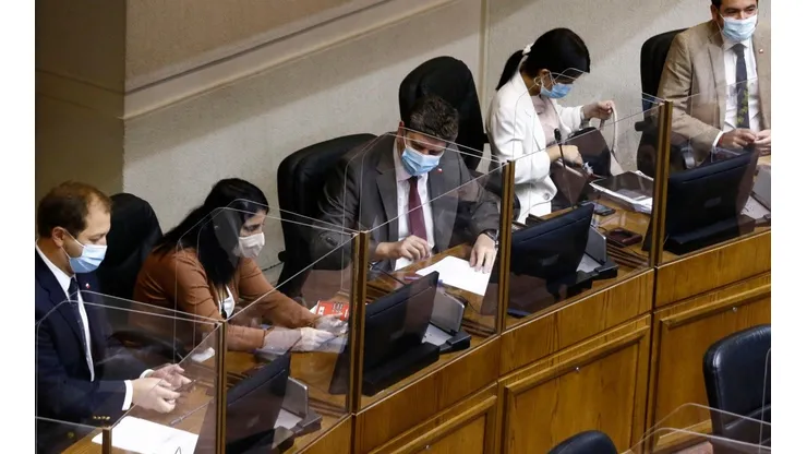 La ministra Karla Rubilar estuvo presente en la discusión.
