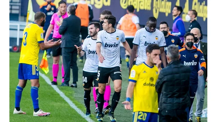 Los jugadores del Valencia se marchan indignados de la cancha