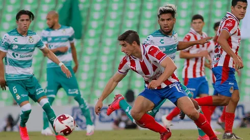 Mientras Santos pelea en la parte alta de la tabla, el presente de Chivas lo tiene peleando los últimos lugares.