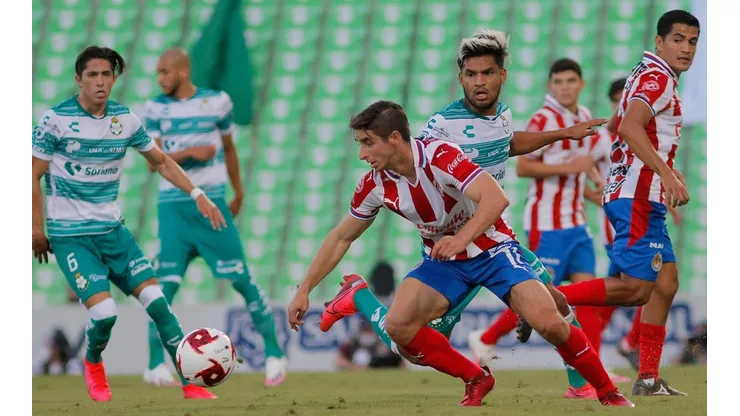 Mientras Santos pelea en la parte alta de la tabla, el presente de Chivas lo tiene peleando los últimos lugares.