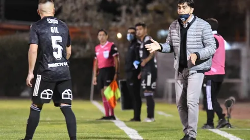 Gustavo Quinteros dándole instrucciones a Leonardo Gil en el triunfo de Colo Colo ante Cobresal en El Salvador.