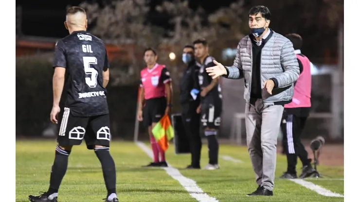 Gustavo Quinteros dándole instrucciones a Leonardo Gil en el triunfo de Colo Colo ante Cobresal en El Salvador.