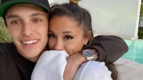 La cantante uso sus redes sociales para compartir una postal junto a su pareja.