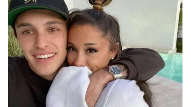La cantante uso sus redes sociales para compartir una postal junto a su pareja.