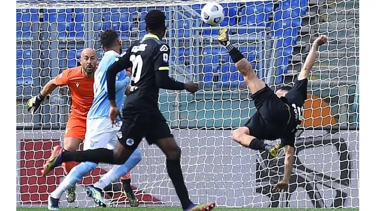El golazo de chilena del Spezia a Lazio en Italia que se mete en carrera por el Puskas.