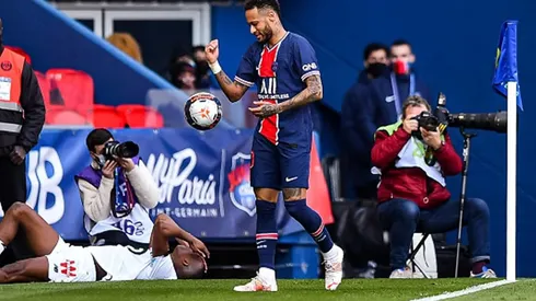 Neymar da un empujón, se va expulsado y después termina calmando al agredido.