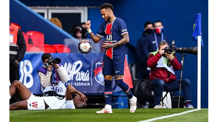 Neymar da un empujón, se va expulsado y después termina calmando al agredido.