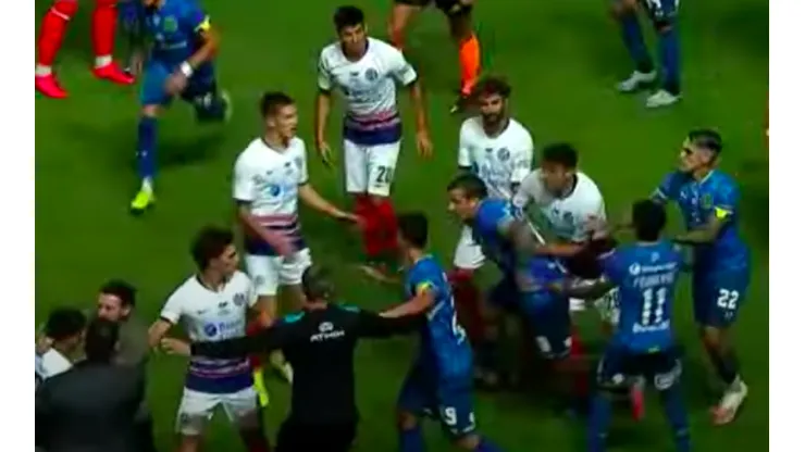 Vecchio casi se va a los combos y terminó expulsado