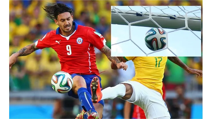 Julio César estaba batido por el remate de Mauricio Pinilla, pero la pelota golpeó caprichosamente en el travesaño y salvó a Brasil de la eliminación ante la Roja en 2014