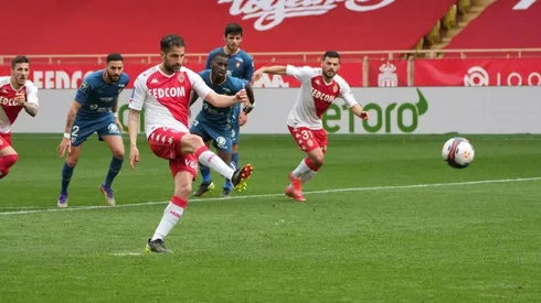 Mónaco abrió la cuenta gracias a un penal de Cesc Fábregas.