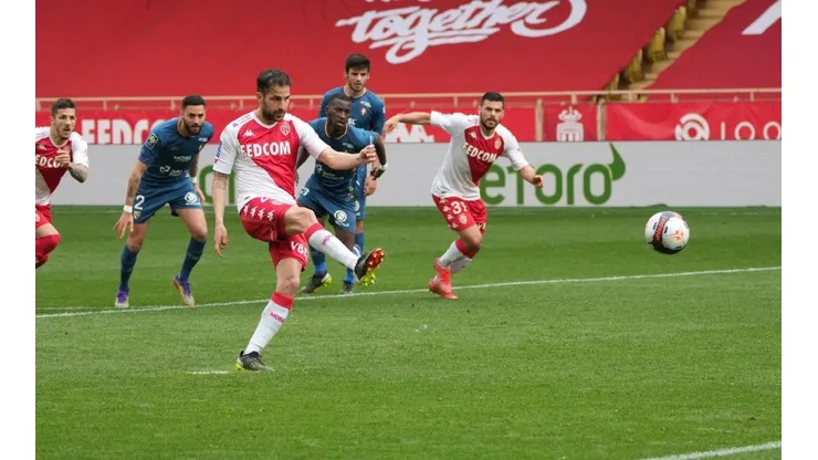 Mónaco abrió la cuenta gracias a un penal de Cesc Fábregas.