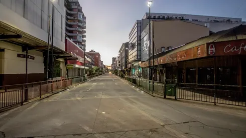 El lunes 5 de abril se adelante el toque de queda a las 21.00 horas.