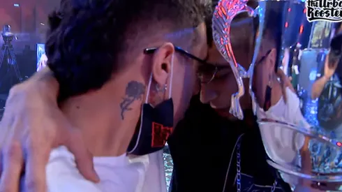 Nitro es el segundo campeón en la historia de FMS Chile. Teorema, el primer campeón, le entregó el trofeo.