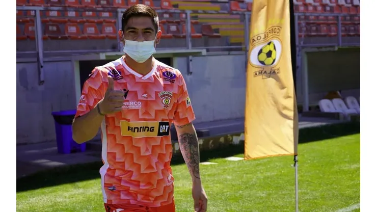 Cobreloa presentó a su plantel y la bonita camiseta para la nueva temporada.