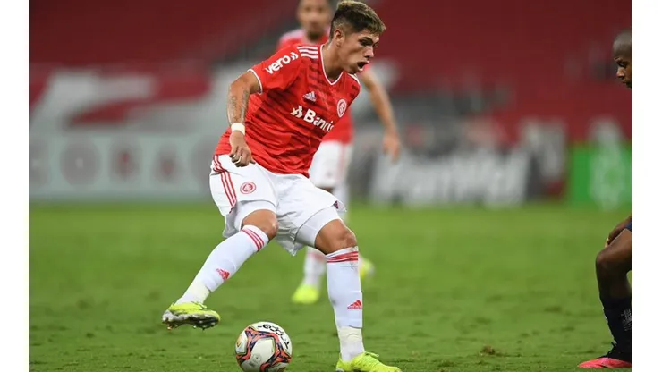 Carlos Palacios metió una delicia de pase en su debut con la camiseta de Internacional de Porto Alegre